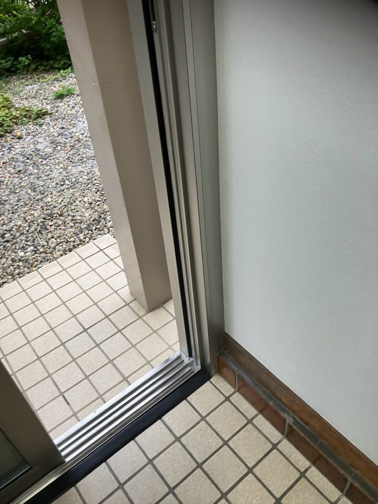 室内側縦枠の納まり